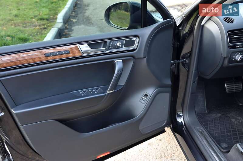 Позашляховик / Кросовер Volkswagen Touareg 2017 в Харкові