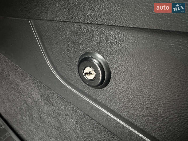 Позашляховик / Кросовер Volkswagen Touareg 2014 в Полтаві