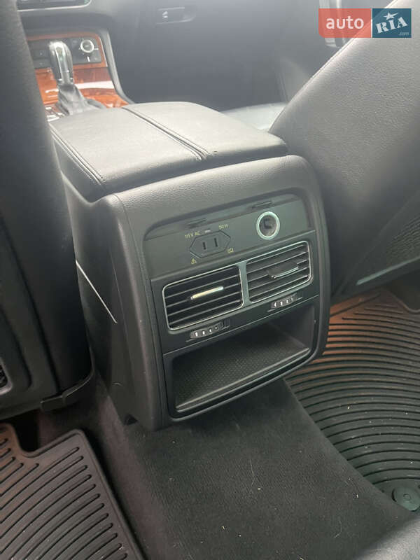 Внедорожник / Кроссовер Volkswagen Touareg 2011 в Каменец-Подольском