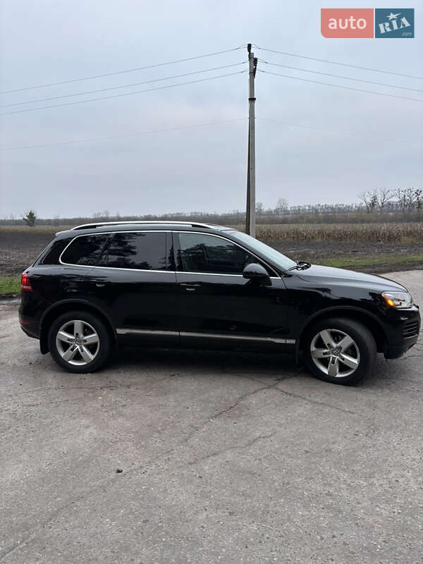 Позашляховик / Кросовер Volkswagen Touareg 2011 в Полтаві