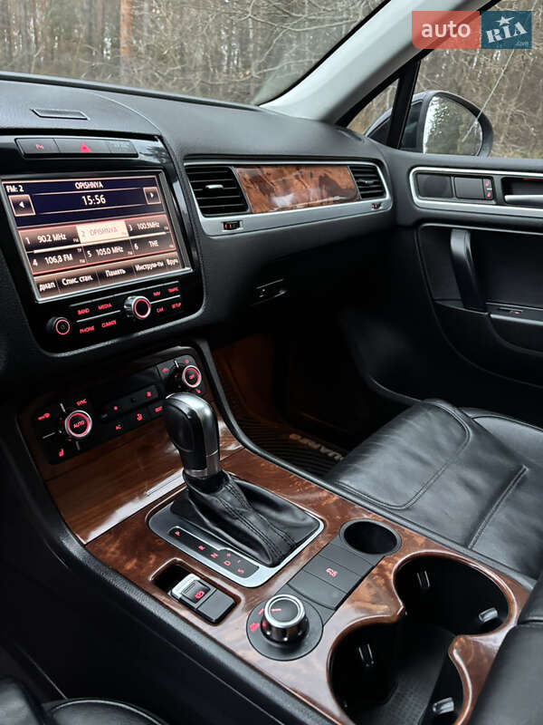 Позашляховик / Кросовер Volkswagen Touareg 2011 в Полтаві