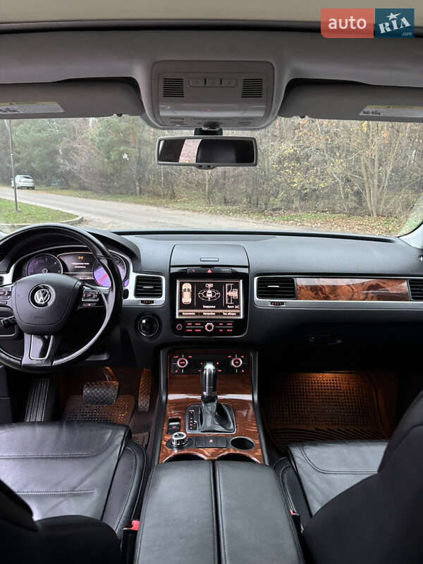 Позашляховик / Кросовер Volkswagen Touareg 2011 в Полтаві