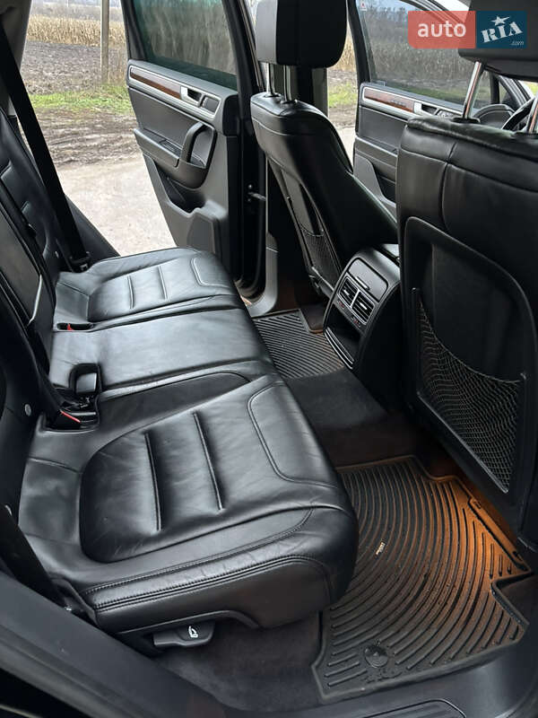 Позашляховик / Кросовер Volkswagen Touareg 2011 в Полтаві