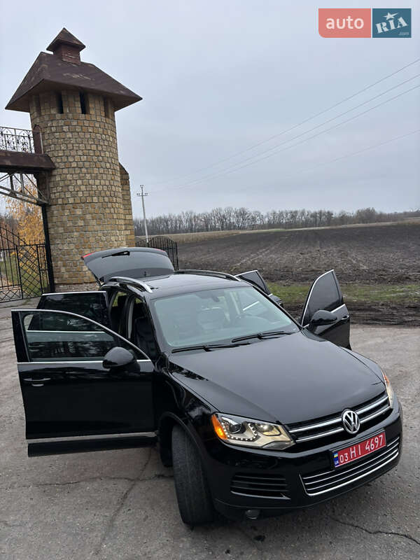 Позашляховик / Кросовер Volkswagen Touareg 2011 в Полтаві
