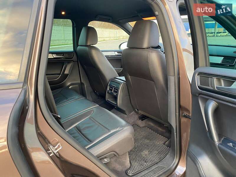 Позашляховик / Кросовер Volkswagen Touareg 2012 в Харкові