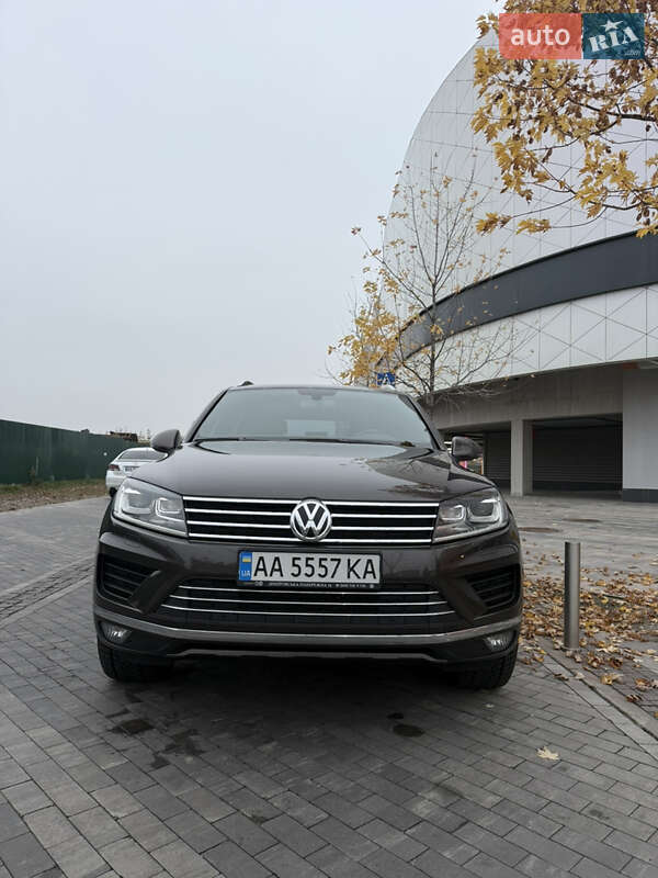 Позашляховик / Кросовер Volkswagen Touareg 2016 в Києві