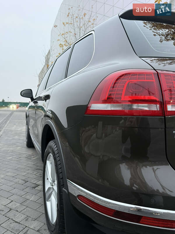 Позашляховик / Кросовер Volkswagen Touareg 2016 в Києві