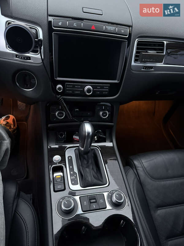 Позашляховик / Кросовер Volkswagen Touareg 2016 в Києві