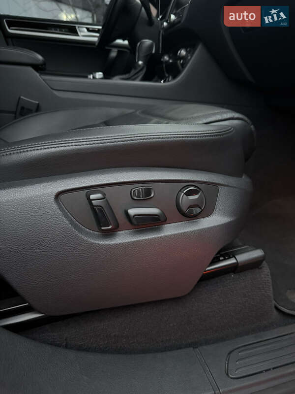 Позашляховик / Кросовер Volkswagen Touareg 2016 в Києві