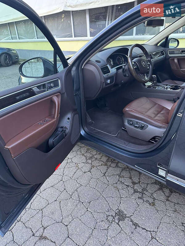 Позашляховик / Кросовер Volkswagen Touareg 2011 в Кам'янець-Подільському