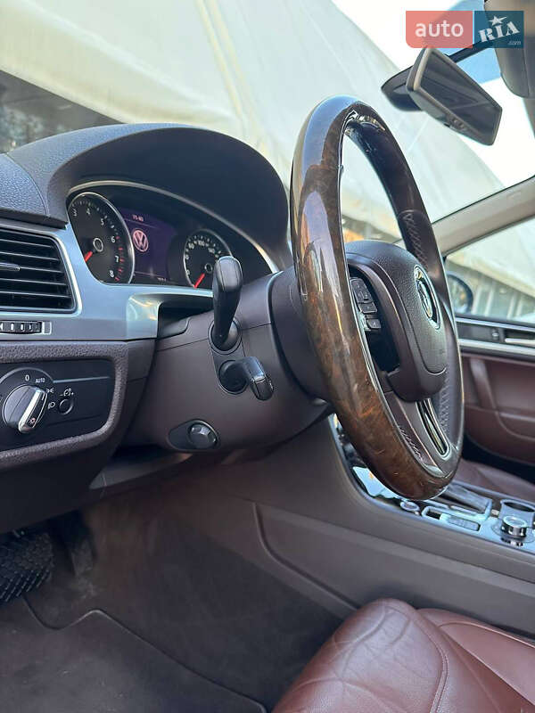 Позашляховик / Кросовер Volkswagen Touareg 2011 в Кам'янець-Подільському