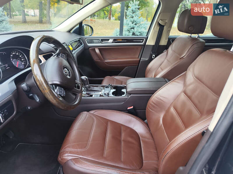 Позашляховик / Кросовер Volkswagen Touareg 2011 в Кам'янець-Подільському