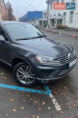 Позашляховик / Кросовер Volkswagen Touareg 2015 в Києві