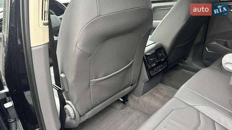 Позашляховик / Кросовер Volkswagen Touareg 2020 в Рівному