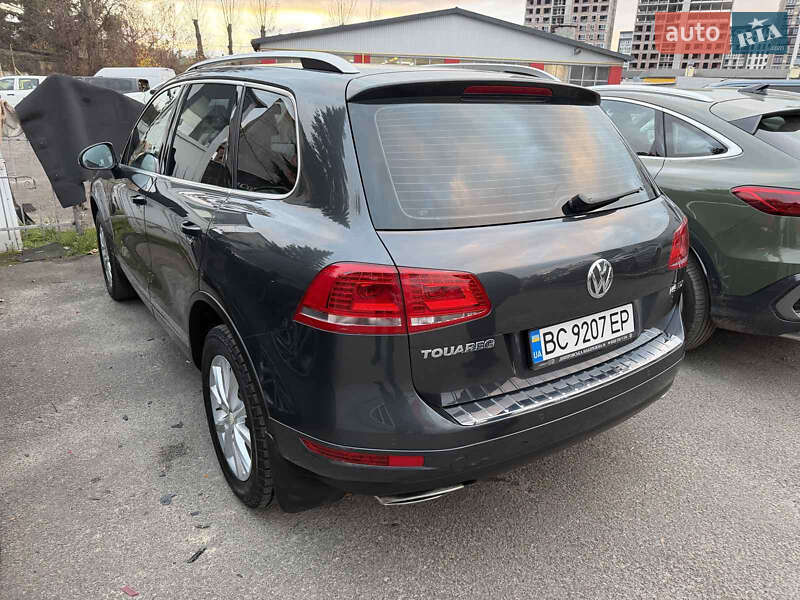 Внедорожник / Кроссовер Volkswagen Touareg 2013 в Львове