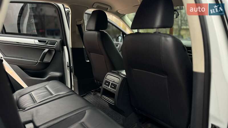 Внедорожник / Кроссовер Volkswagen Touareg 2015 в Киеве