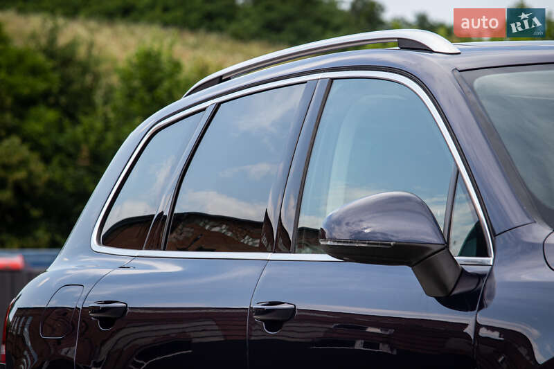 Позашляховик / Кросовер Volkswagen Touareg 2013 в Нововолинську