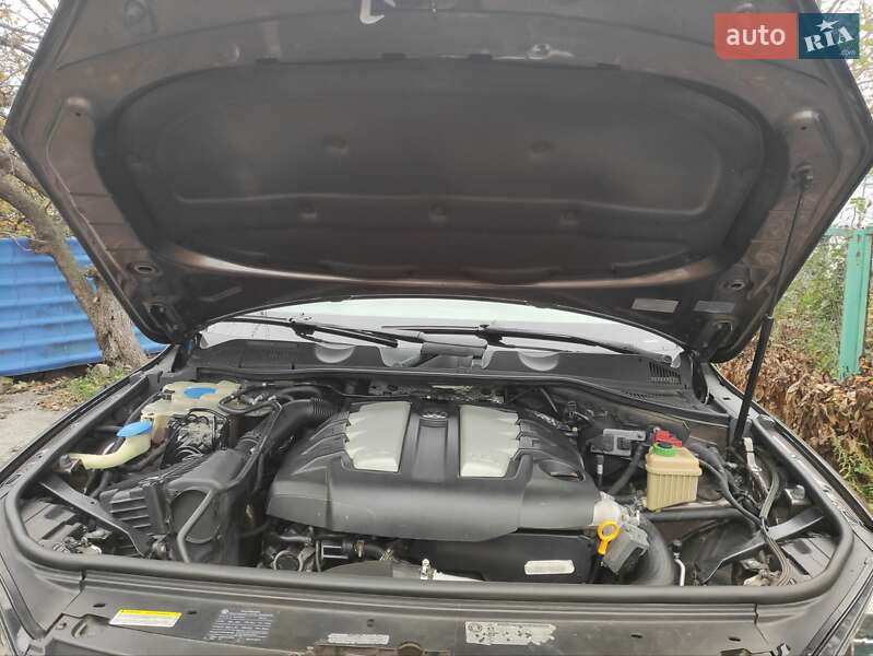 Позашляховик / Кросовер Volkswagen Touareg 2011 в Полтаві