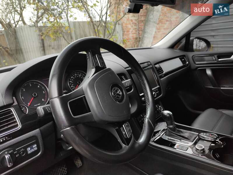 Позашляховик / Кросовер Volkswagen Touareg 2011 в Полтаві