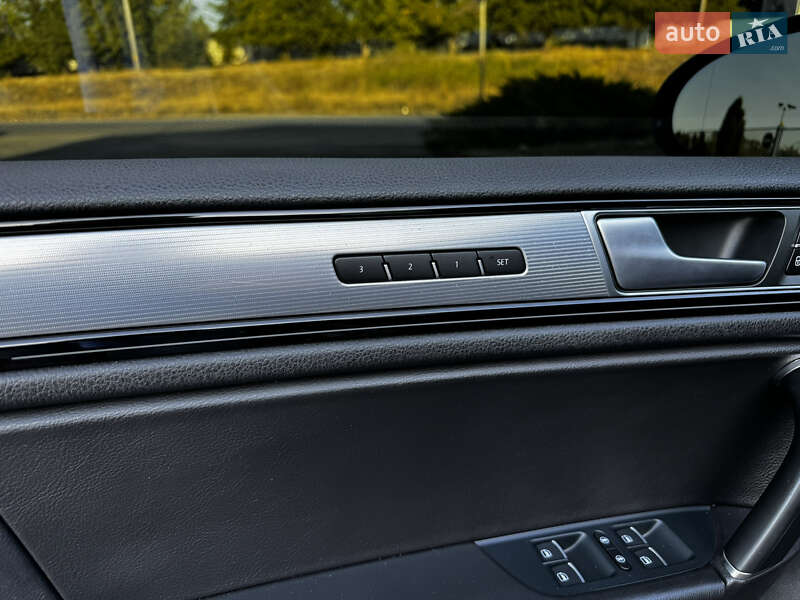 Внедорожник / Кроссовер Volkswagen Touareg 2015 в Новомосковске