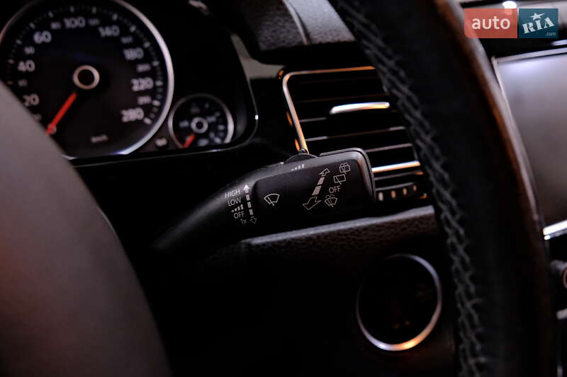 Позашляховик / Кросовер Volkswagen Touareg 2013 в Одесі