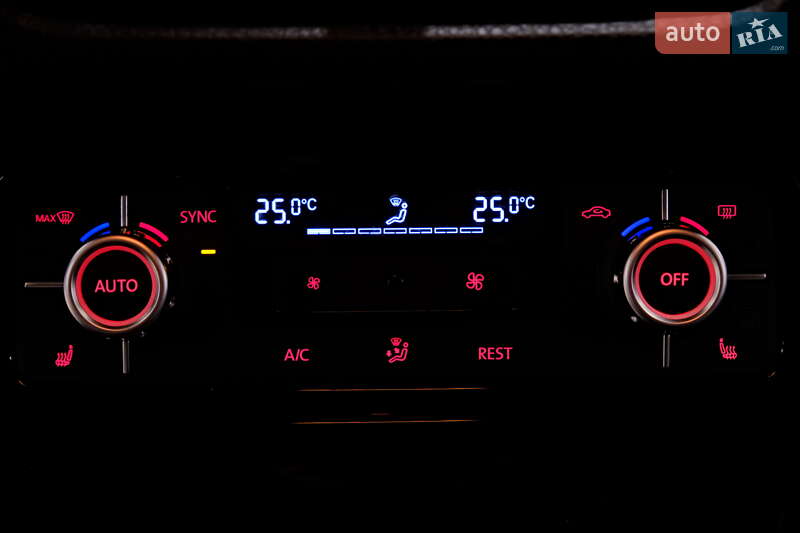 Позашляховик / Кросовер Volkswagen Touareg 2013 в Одесі