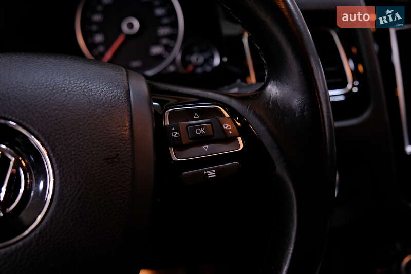 Позашляховик / Кросовер Volkswagen Touareg 2013 в Одесі