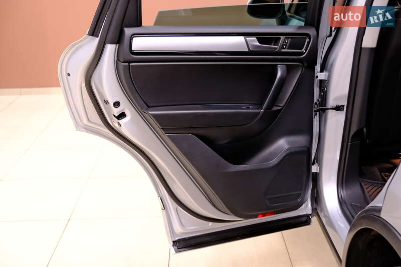 Позашляховик / Кросовер Volkswagen Touareg 2013 в Одесі