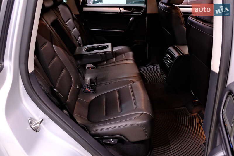 Позашляховик / Кросовер Volkswagen Touareg 2013 в Одесі