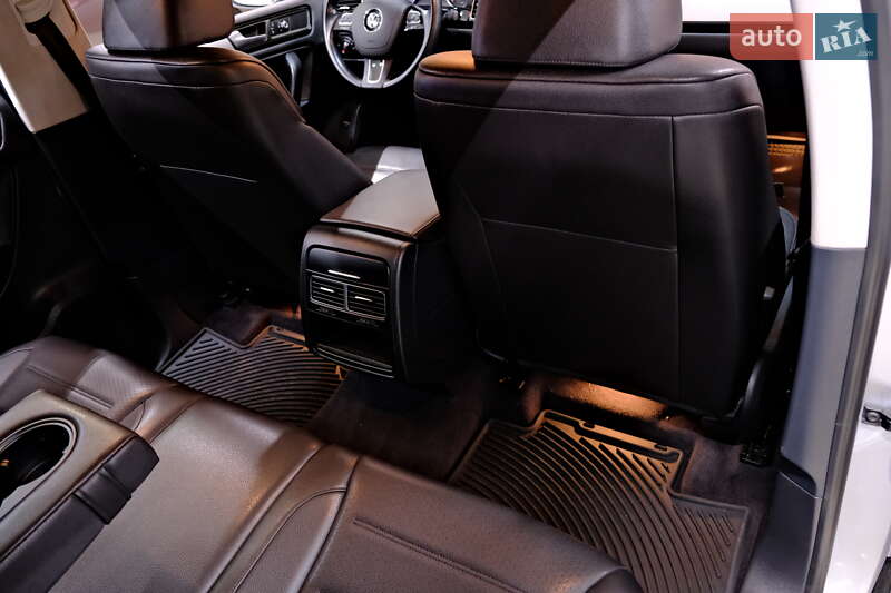 Позашляховик / Кросовер Volkswagen Touareg 2013 в Одесі