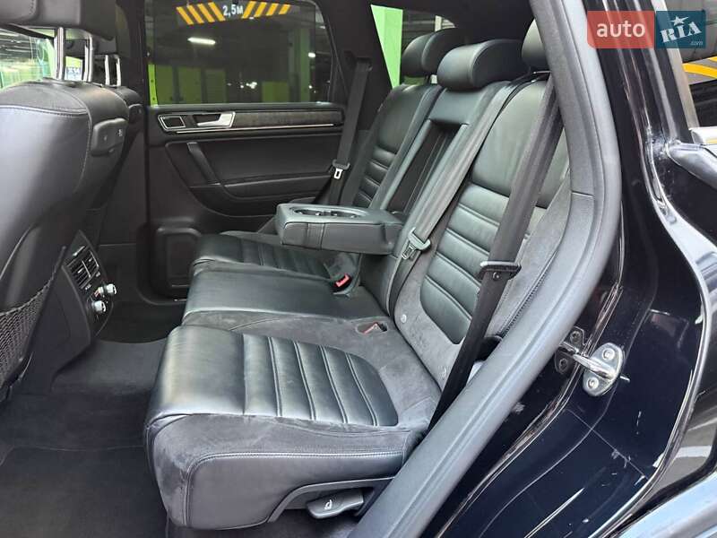 Позашляховик / Кросовер Volkswagen Touareg 2015 в Києві