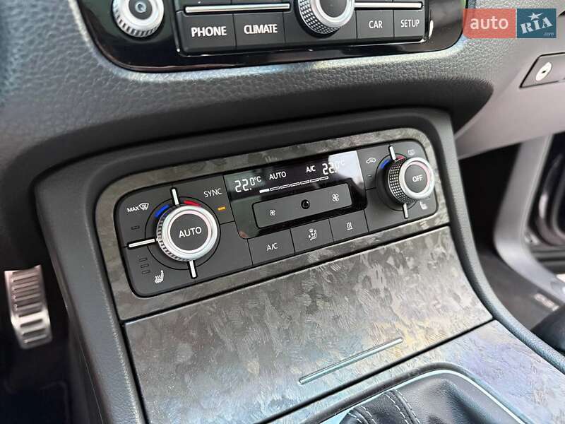 Позашляховик / Кросовер Volkswagen Touareg 2015 в Києві