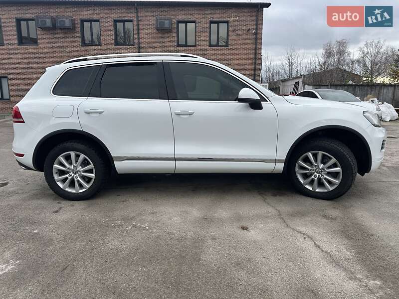 Внедорожник / Кроссовер Volkswagen Touareg 2013 в Киеве