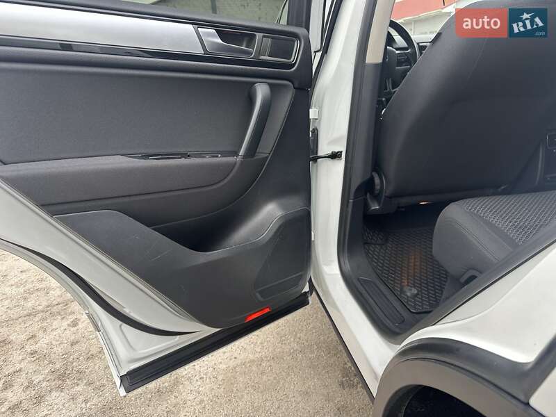 Внедорожник / Кроссовер Volkswagen Touareg 2013 в Киеве