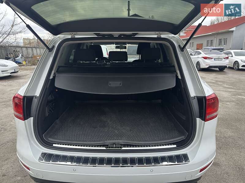 Внедорожник / Кроссовер Volkswagen Touareg 2013 в Киеве