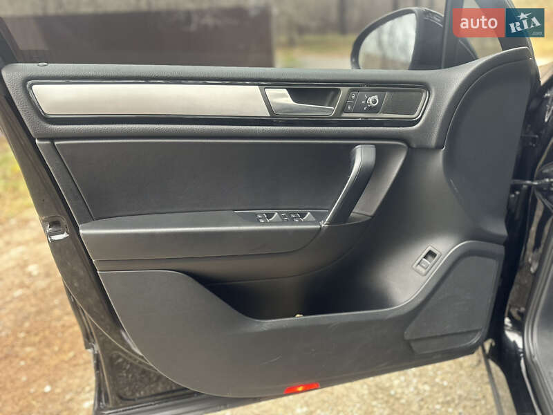 Внедорожник / Кроссовер Volkswagen Touareg 2011 в Киеве