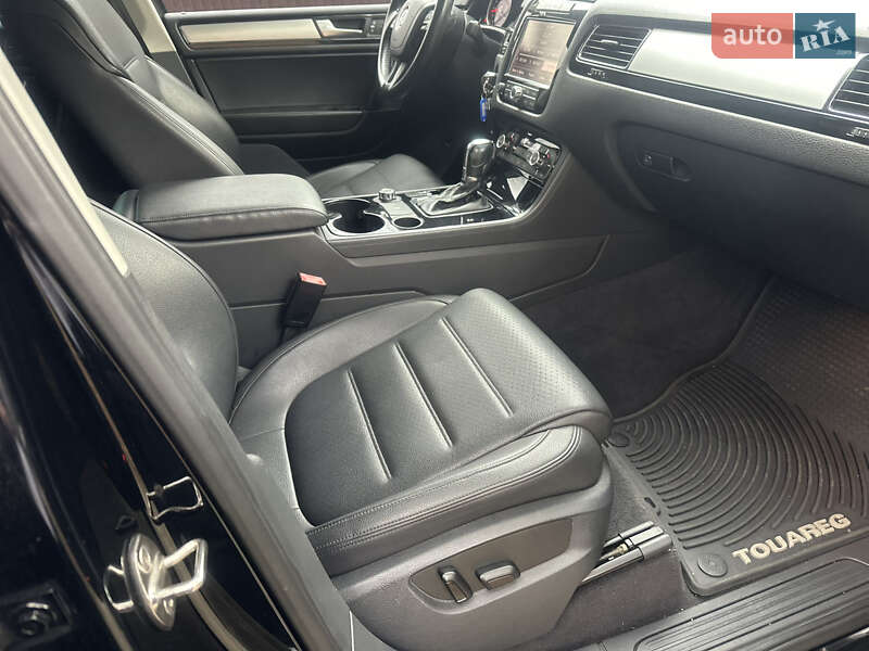 Внедорожник / Кроссовер Volkswagen Touareg 2011 в Киеве