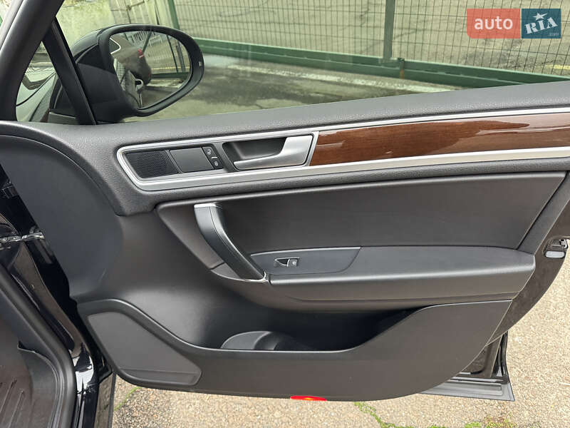 Внедорожник / Кроссовер Volkswagen Touareg 2017 в Киеве