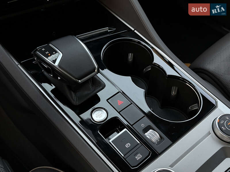 Внедорожник / Кроссовер Volkswagen Touareg 2020 в Киеве