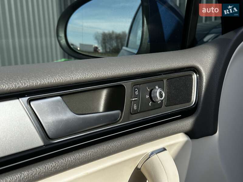 Внедорожник / Кроссовер Volkswagen Touareg 2014 в Львове