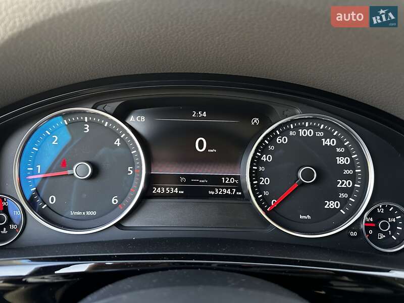 Внедорожник / Кроссовер Volkswagen Touareg 2014 в Львове