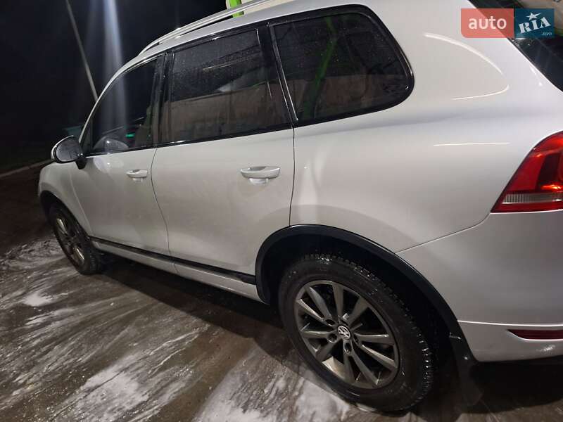 Внедорожник / Кроссовер Volkswagen Touareg 2012 в Конотопе