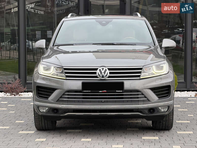 Внедорожник / Кроссовер Volkswagen Touareg 2015 в Ужгороде