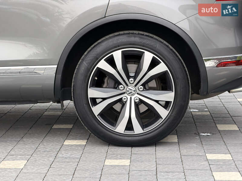 Внедорожник / Кроссовер Volkswagen Touareg 2015 в Ужгороде