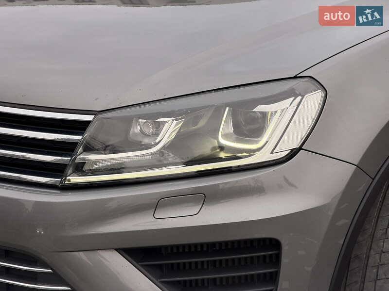 Внедорожник / Кроссовер Volkswagen Touareg 2015 в Ужгороде