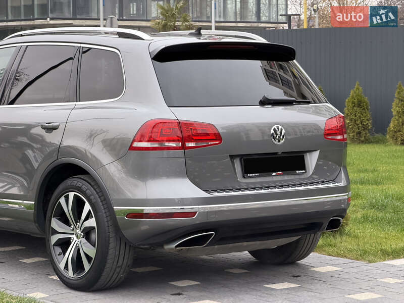Внедорожник / Кроссовер Volkswagen Touareg 2015 в Ужгороде