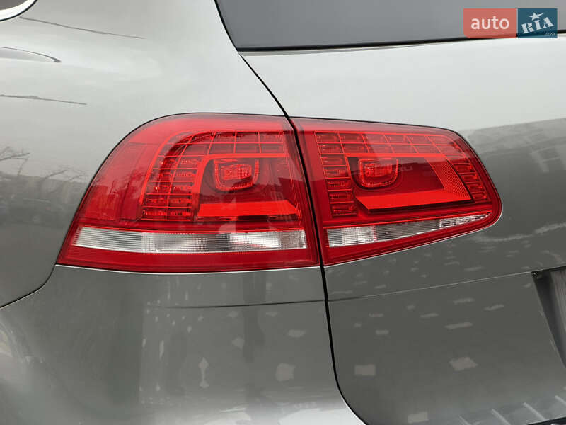 Внедорожник / Кроссовер Volkswagen Touareg 2015 в Ужгороде