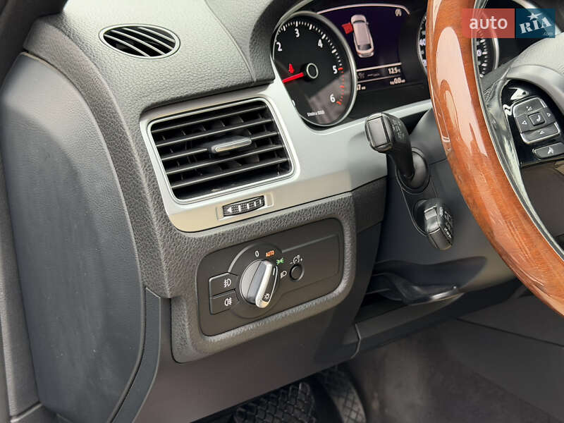 Внедорожник / Кроссовер Volkswagen Touareg 2015 в Ужгороде