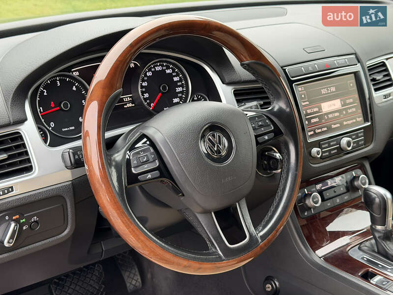 Внедорожник / Кроссовер Volkswagen Touareg 2015 в Ужгороде