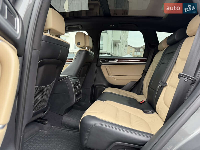 Внедорожник / Кроссовер Volkswagen Touareg 2015 в Ужгороде